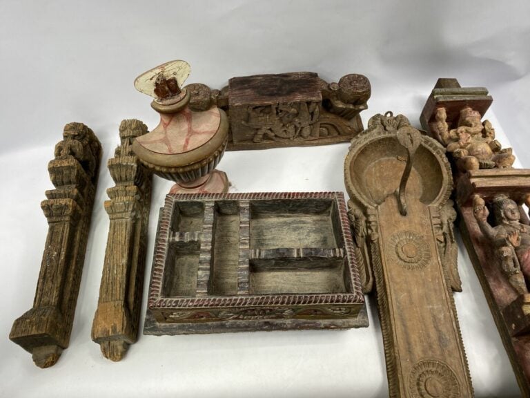 Lot de montants, linteaux et éléments en bois scupté dont certains polychromes…