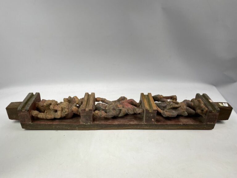 Lot de montants, linteaux et éléments en bois scupté dont certains polychromes…
