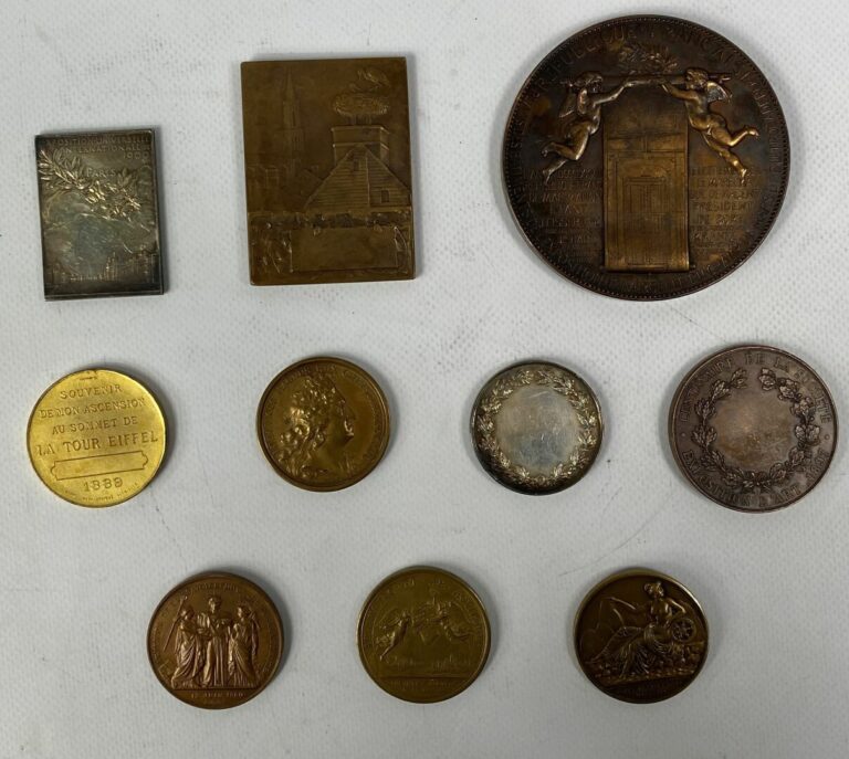 Lot de neuf médailles commémoratives en bronze ou cuivre patiné : - - Expositio…