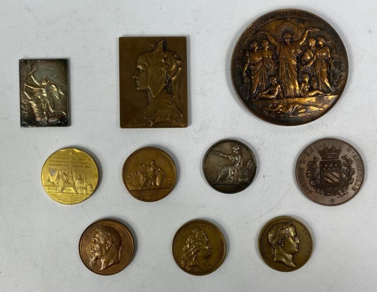 Lot de neuf médailles commémoratives en bronze ou cuivre patiné : - - Expositio…
