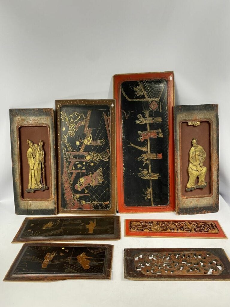 Lot de panneaux décoratifs en bois sculpté ajouré et laque polychrome figurant…