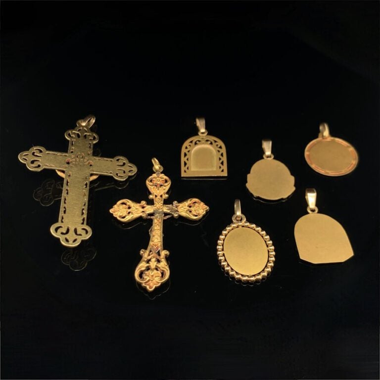 LOT de PENDENTIFS religieux en or jaune (750‰) comprenant : - - - cinq MEDAILLE…