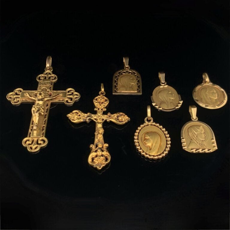 LOT de PENDENTIFS religieux en or jaune (750‰) comprenant : - - - cinq MEDAILLE…