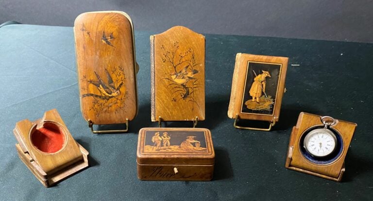 Lot de petits objets en marqueterie niçoise d'olivier et amarante comprenant :…