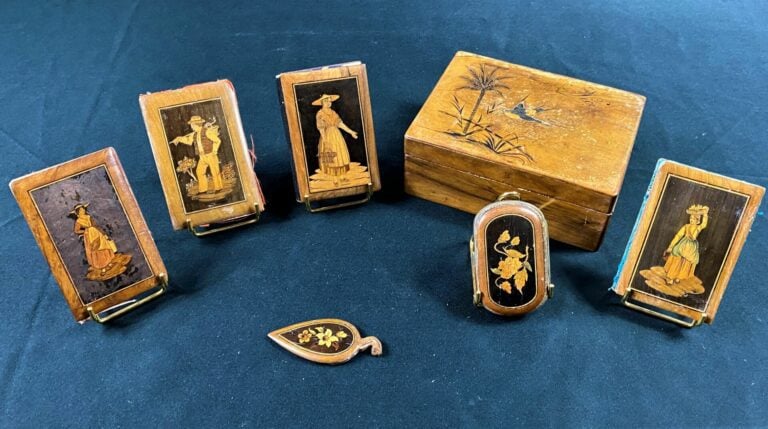 Lot de petits objets en marqueterie niçoise d'olivier et amarante comprenant :…