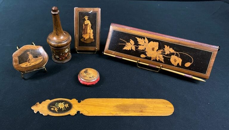 Lot de petits objets en marqueterie niçoise d'olivier et amarante comprenant :…
