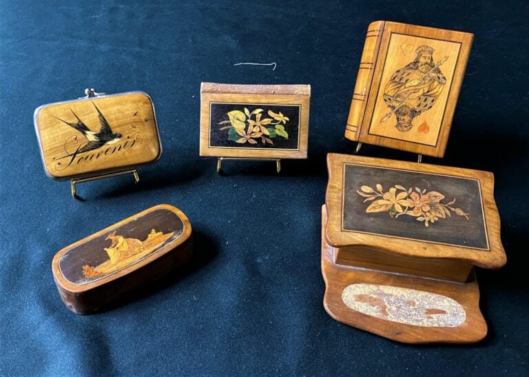 Lot de petits objets en marqueterie niçoise d'olivier et amarante comprenant :…