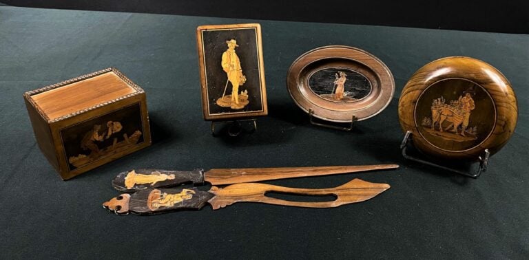 Lot de petits objets en marqueterie niçoise d'olivier et amarante comprenant :…