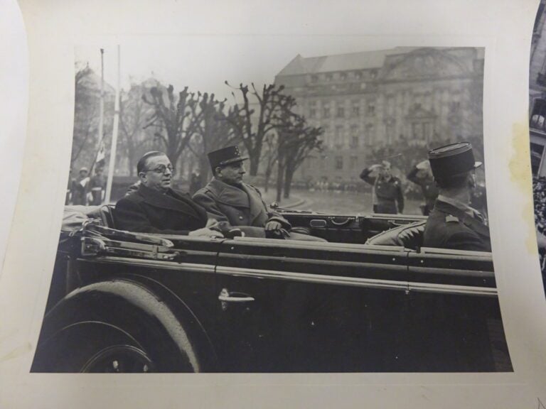 Lot de photographie ancienne en noir et blanc - Representant le Président V. AU…