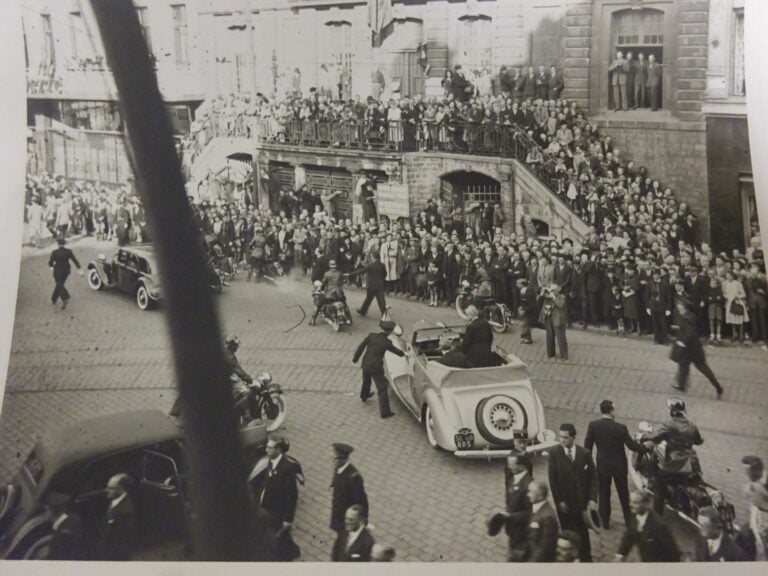 Lot de photographie ancienne en noir et blanc - Representant le Président V. AU…