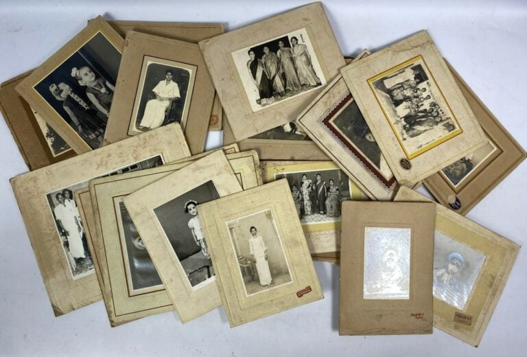 Lot de photographies en noir et blanc et sépia représentant des familles et enf…