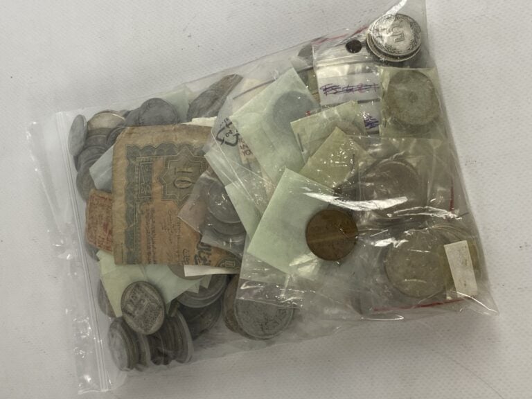 Lot de pièces de monnaie divers, quelques billets ...