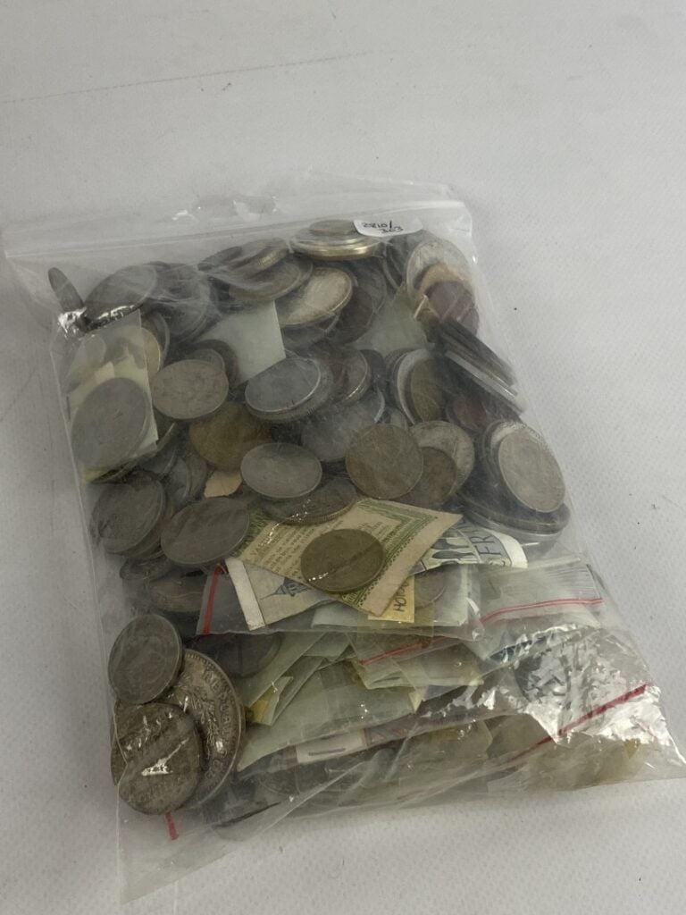 Lot de pièces de monnaie divers, quelques billets ...