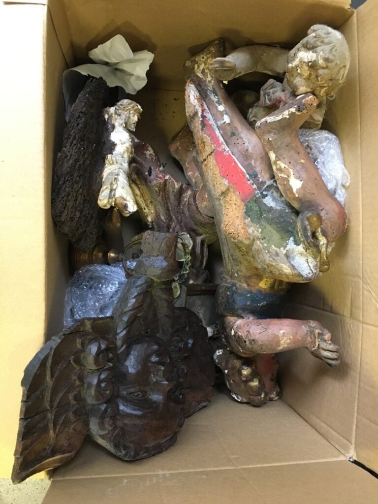 Lot de pièces décoratives en bois sculptées, dont deux dessus de portes, guirla…