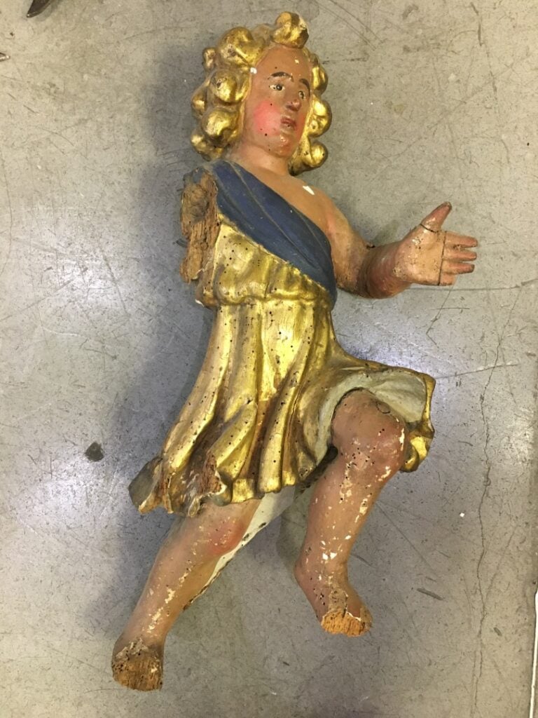 Lot de pièces décoratives en bois sculptées, dont deux dessus de portes, guirla…