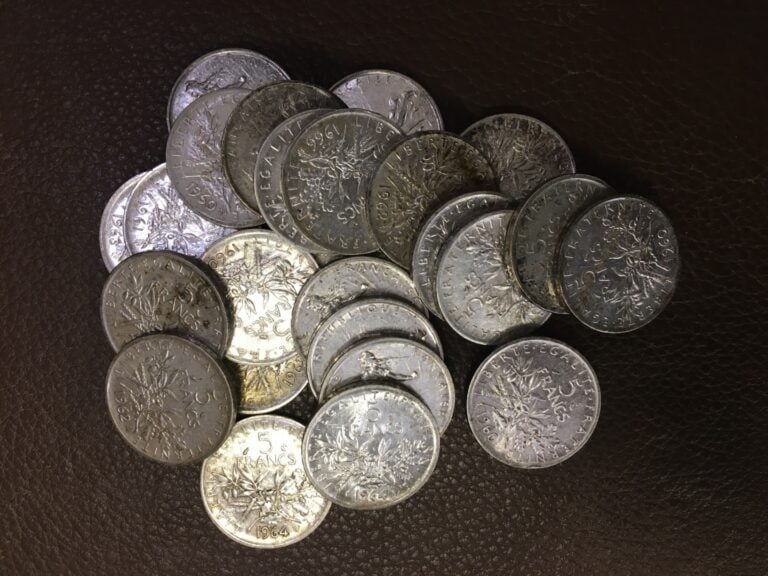 Lot de pièces en argent, comprenant 4 pièces de 5F (deux de 1832, une de 1840 e…