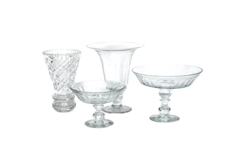 Lot de pièces en cristal et verre taillés comprenant deux vases cornet et deux…