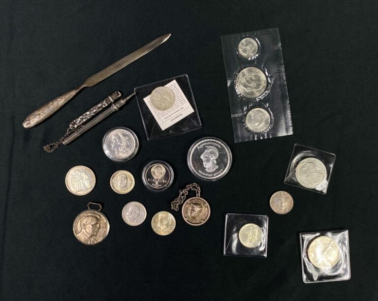 Lot de pièces et médailles commémoratives en métal argenté, coupe-papier et div…