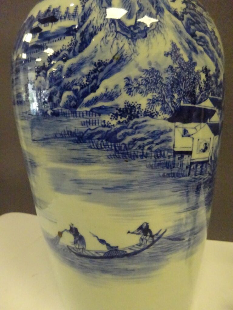 [-] LOT DE PORCELAINES ASIATIQUES - Chine, - Comprenant: - - un vase en porcela…