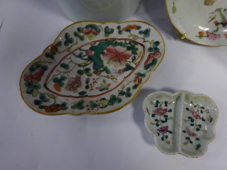 [-] LOT DE PORCELAINES ASIATIQUES - Chine, - Comprenant: - - un vase en porcela…