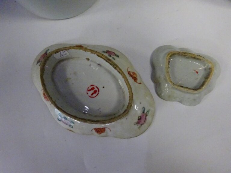 [-] LOT DE PORCELAINES ASIATIQUES - Chine, - Comprenant: - - un vase en porcela…