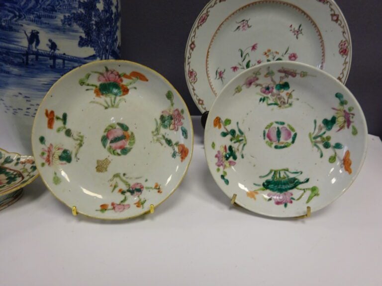 [-] LOT DE PORCELAINES ASIATIQUES - Chine, - Comprenant: - - un vase en porcela…