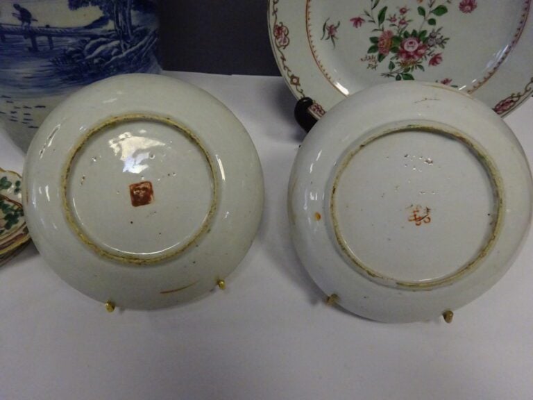 [-] LOT DE PORCELAINES ASIATIQUES - Chine, - Comprenant: - - un vase en porcela…