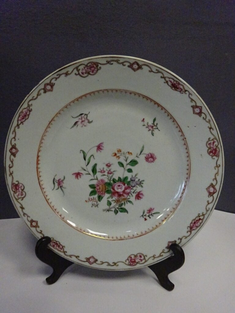 [-] LOT DE PORCELAINES ASIATIQUES - Chine, - Comprenant: - - un vase en porcela…