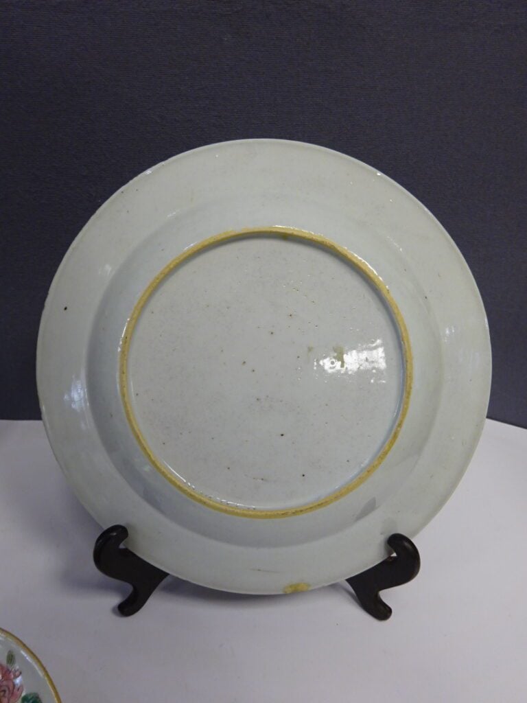 [-] LOT DE PORCELAINES ASIATIQUES - Chine, - Comprenant: - - un vase en porcela…