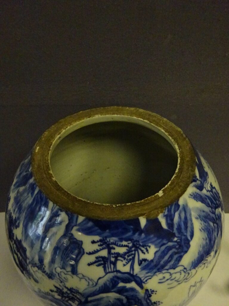 [-] LOT DE PORCELAINES ASIATIQUES - Chine, - Comprenant: - - un vase en porcela…