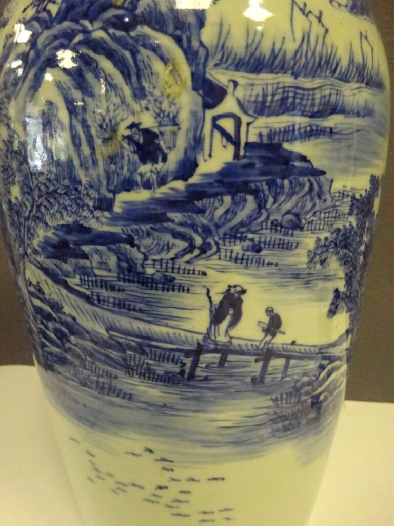 [-] LOT DE PORCELAINES ASIATIQUES - Chine, - Comprenant: - - un vase en porcela…