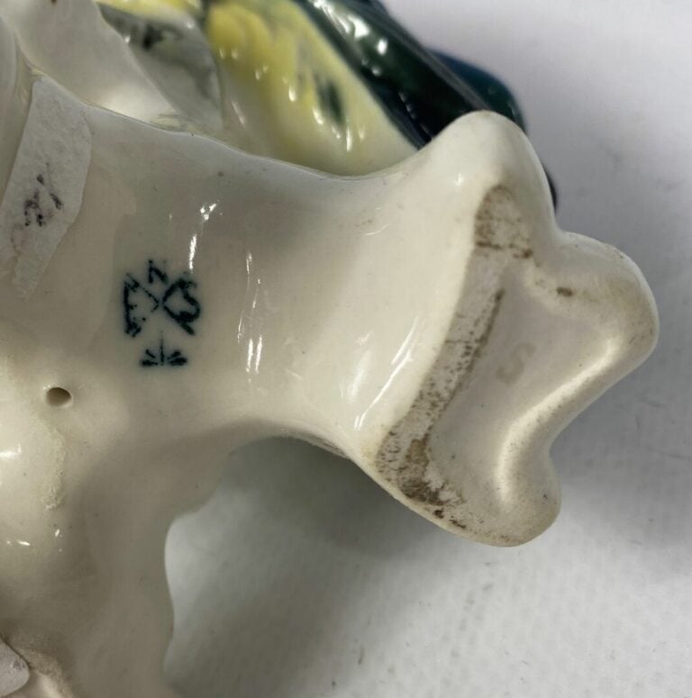 Lot de porcelaines comprenant une pendule à poser de style Rocaille, une perruc…