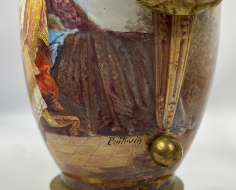 Lot de porcelaines comprenant une pendule à poser de style Rocaille, une perruc…