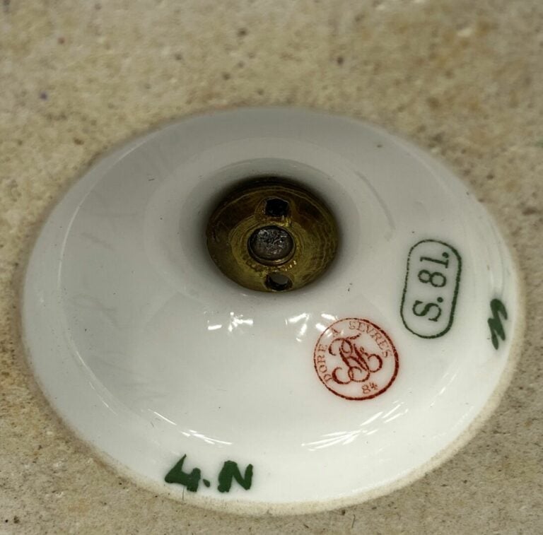 Lot de porcelaines comprenant une pendule à poser de style Rocaille, une perruc…