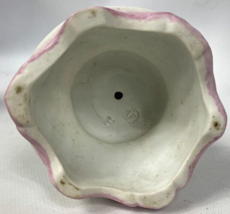 Lot de porcelaines comprenant une pendule à poser de style Rocaille, une perruc…