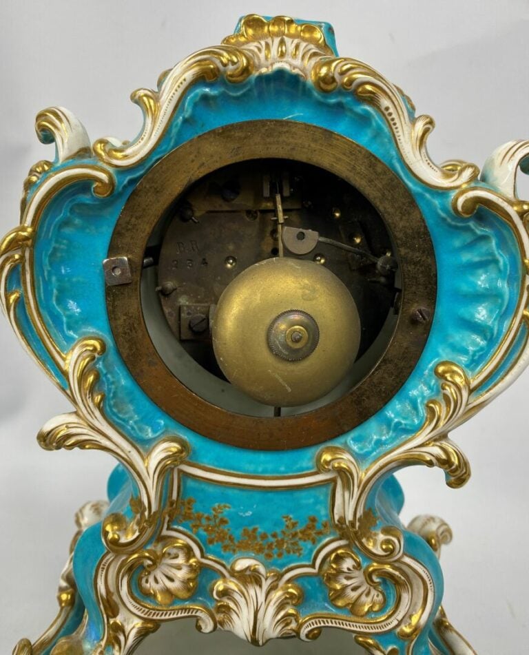 Lot de porcelaines comprenant une pendule à poser de style Rocaille, une perruc…
