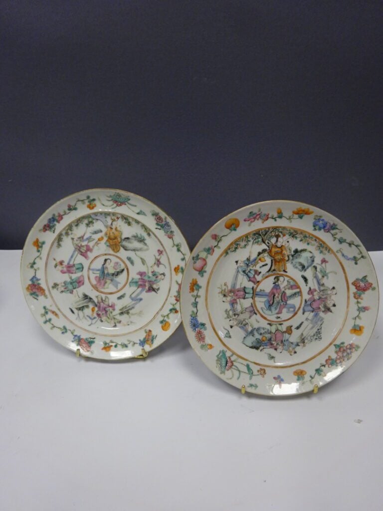 [/] LOT DE QUATRE (4) ASSIETTES EN PORCELAINE A DECOR EMAILLE POLYCHROME DANS L…