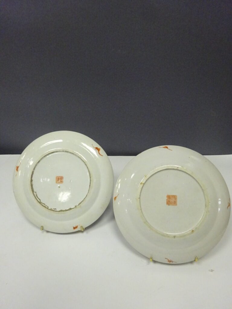 [/] LOT DE QUATRE (4) ASSIETTES EN PORCELAINE A DECOR EMAILLE POLYCHROME DANS L…