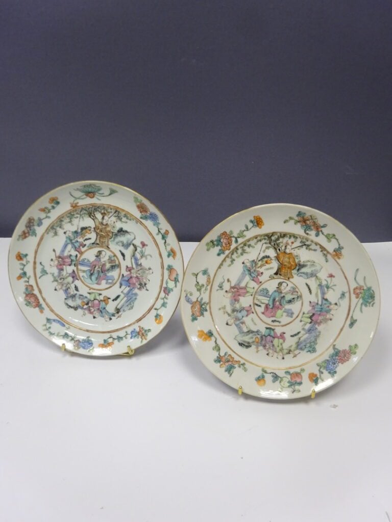 [/] LOT DE QUATRE (4) ASSIETTES EN PORCELAINE A DECOR EMAILLE POLYCHROME DANS L…