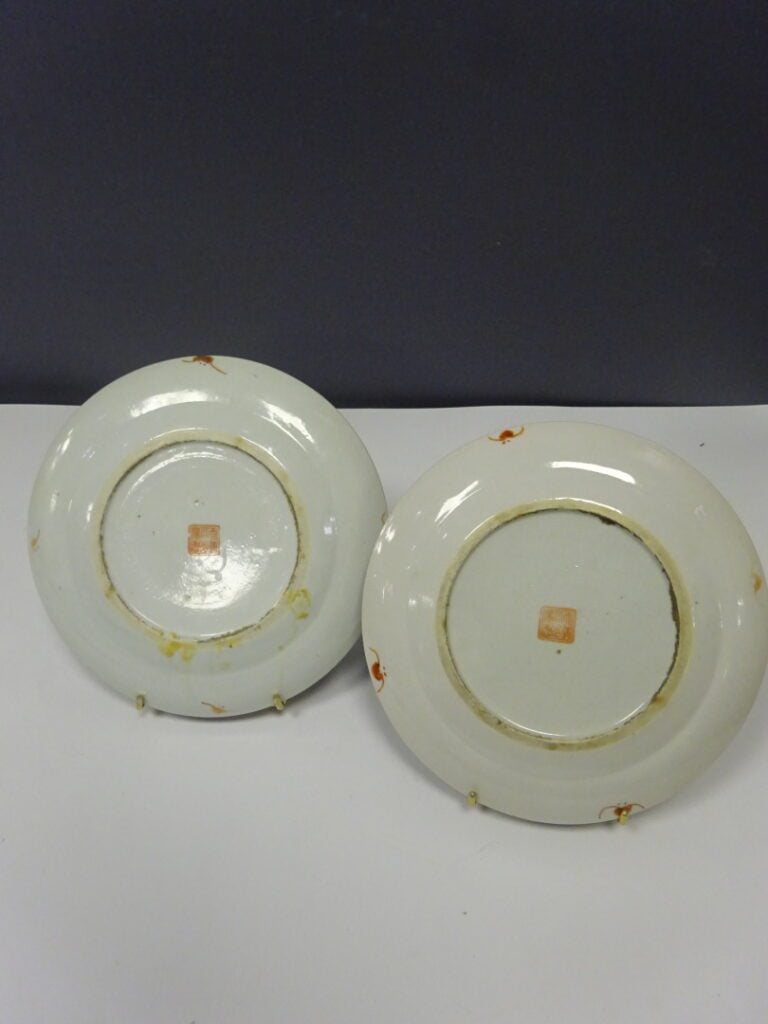 [/] LOT DE QUATRE (4) ASSIETTES EN PORCELAINE A DECOR EMAILLE POLYCHROME DANS L…