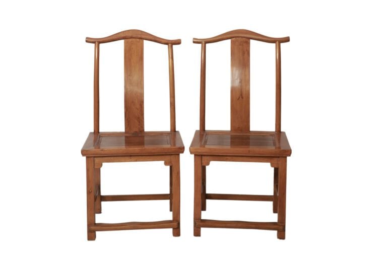 LOT DE QUATRE (4) FAUTEUILS EN BOIS INDIGENE A DOSSIER EN JOUG DE BOEUF, GUANMA…