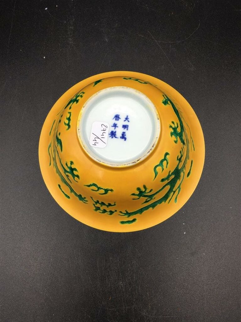 [/] LOT DE QUATRE (4) PORCELAINES - Chine - Il comprend: - - 1 bol à fond émail…