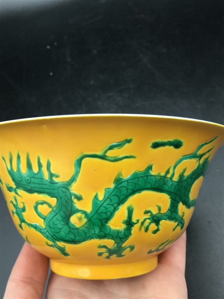[/] LOT DE QUATRE (4) PORCELAINES - Chine - Il comprend: - - 1 bol à fond émail…