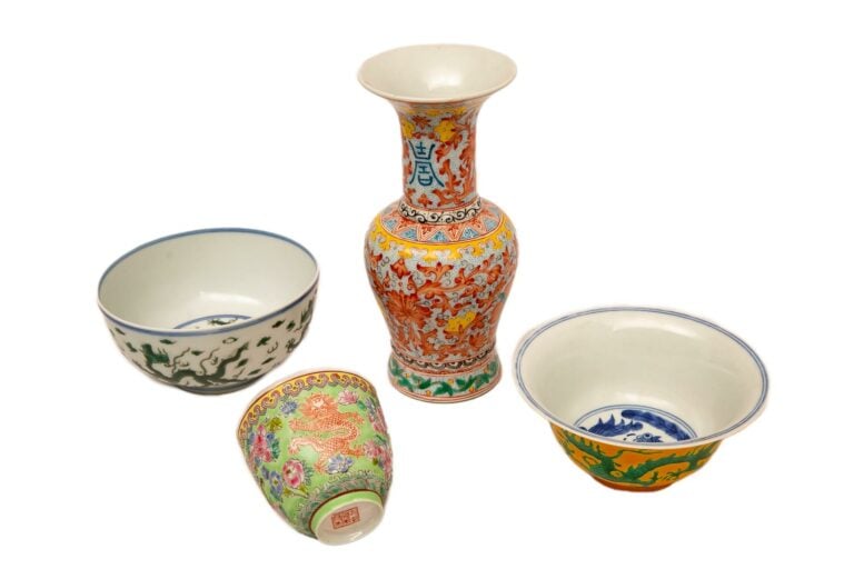 [/] LOT DE QUATRE (4) PORCELAINES - Chine - Il comprend: - - 1 bol à fond émail…