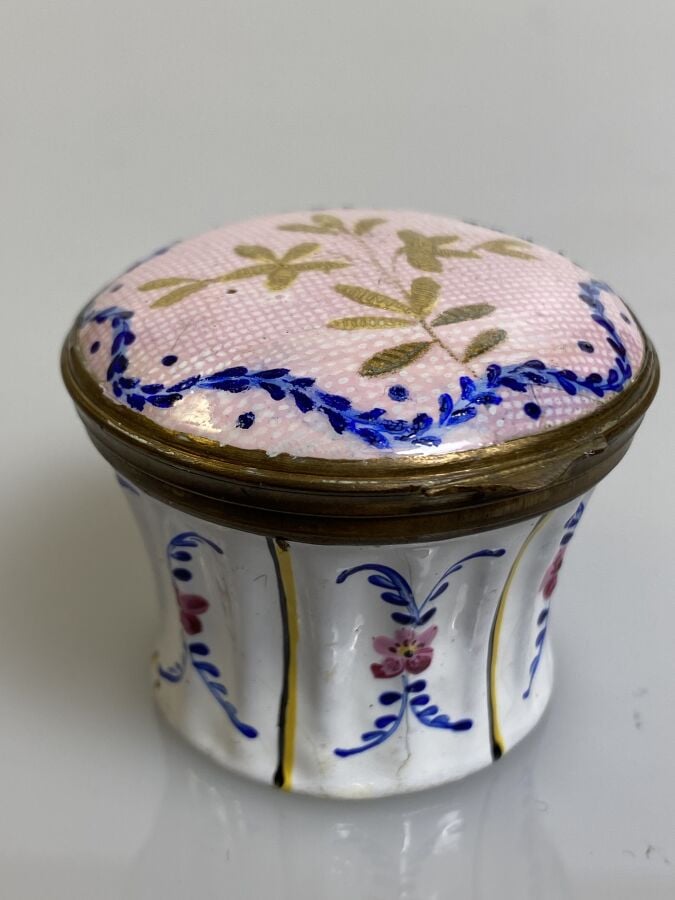 Lot de quatre boîtes : - Boîte coeur en porcelaine à décor émaillé d'un couple…