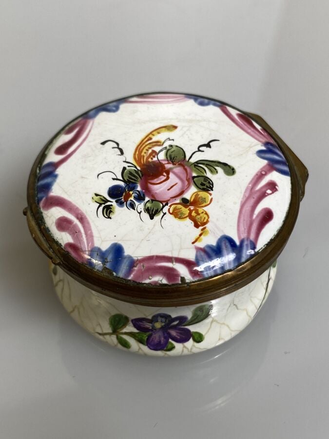Lot de quatre boîtes : - Boîte coeur en porcelaine à décor émaillé d'un couple…
