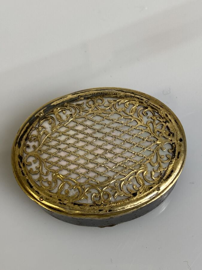 Lot de quatre boîtes : - Boîte coeur en porcelaine à décor émaillé d'un couple…
