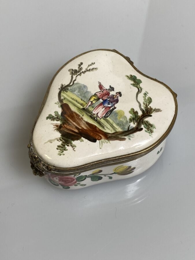 Lot de quatre boîtes : - Boîte coeur en porcelaine à décor émaillé d'un couple…
