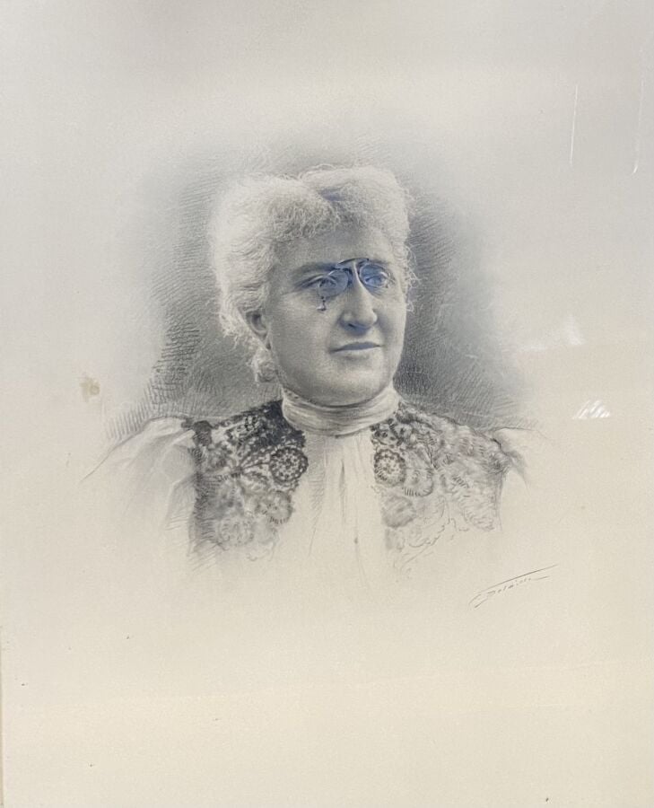 Lot de quatre dessins « Portraits d'ancêtres » - DELAISSE - Femme aux lunettes…