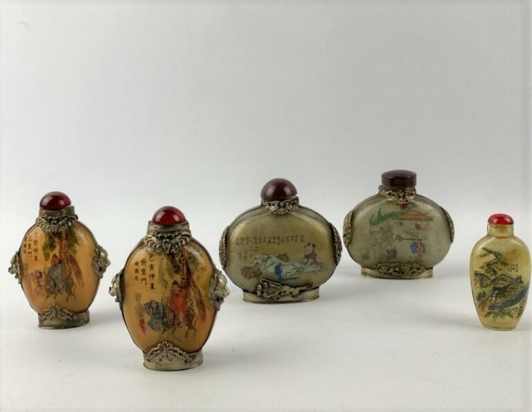Lot de quatre flacons / tabatières à décor fixé sous verre de scènes animées da…